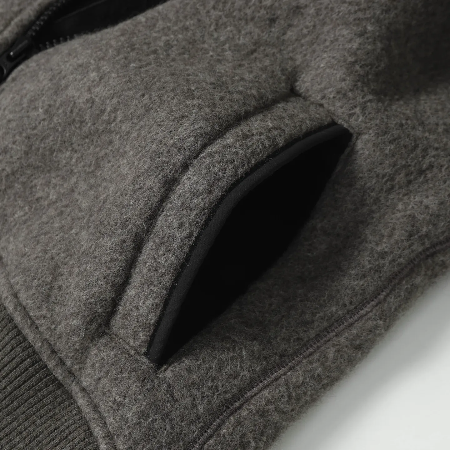 P620 Canada Goose/ Chilliwa series cashmere bomber jacket, exclusive customized wool fabric, containing 60% wool content! Super lightweight, soft and warm! The high-tech breathable space cotton liner makes the entire shape very stiff and soft, comfortable and lightweight at the same time. Breathable, soft, non-stuffy, lightweight, stylish, and non-deformable. The iconic double-stripe reflective strips are designed on the back of the collar and splicing. No detail is missed. The front placket allows you to easily cope with seasonal changes and calmly resist bad weather. High-density badges. All threaded accessories are customized. Loose fit and adjustable drawstring. Not bloated at all. Quite fashionable. It can be said to be a very unique design. This year's must-have style is for men and women. Size: S-L